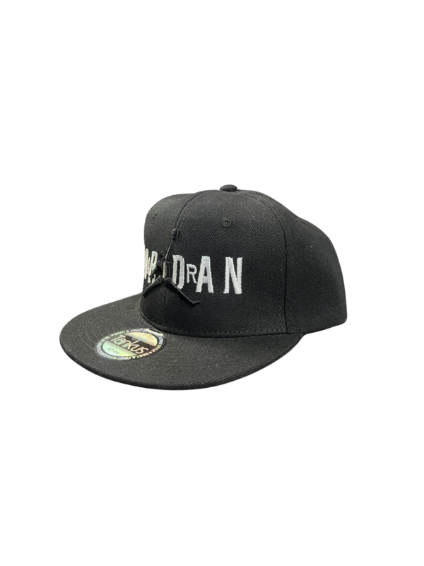 BG09-GORRA RECTA JORDAN-BROCHE AJUSTABLE-COLOR NEGRA