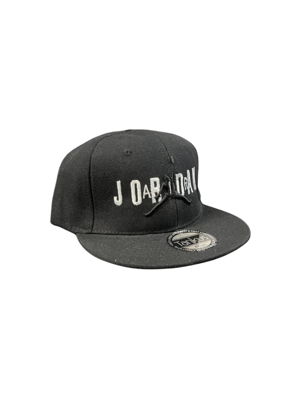 BG09-GORRA RECTA JORDAN-BROCHE AJUSTABLE-COLOR NEGRA