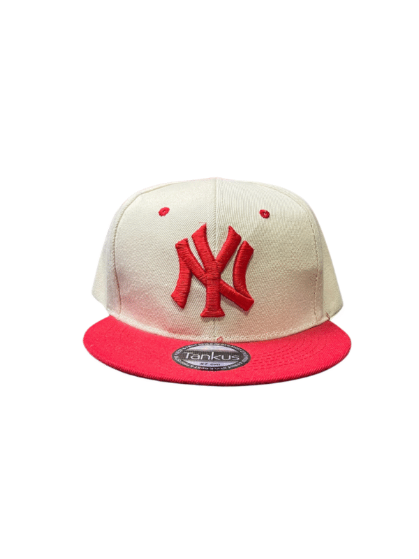 BG26-GORRA DE N.Y-SNAPBACK-BROCHE AJUSTABLE-COLOR BEIGE/ROJO-STREETWEAR