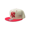 BG26-GORRA DE N.Y-SNAPBACK-BROCHE AJUSTABLE-COLOR BEIGE/ROJO-STREETWEAR