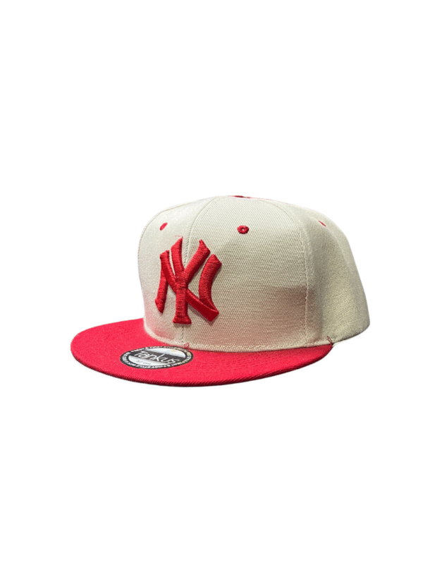 BG26-GORRA DE N.Y-SNAPBACK-BROCHE AJUSTABLE-COLOR BEIGE/ROJO-STREETWEAR