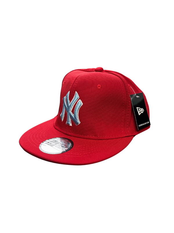 AH003-GORRA DE N.Y-SNAPBACK-BROCHE AJUSTABLE-COLOR ROJO-STREETWEAR