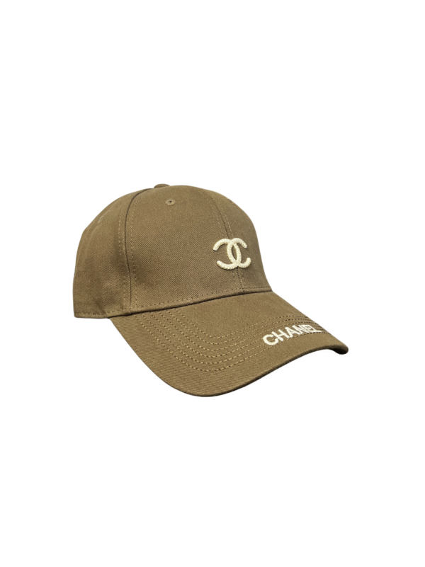 BG27-GORRA DE CHANEL-CURVA-BROCHE AJUSTABLE-COLOR CAFE VERDOSO-STREETWEAR