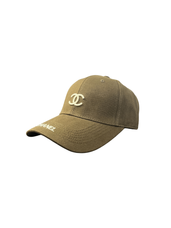 BG27-GORRA DE CHANEL-CURVA-BROCHE AJUSTABLE-COLOR CAFE VERDOSO-STREETWEAR