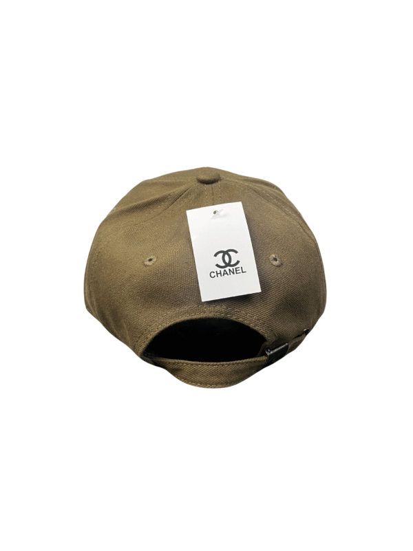 BG27-GORRA DE CHANEL-CURVA-BROCHE AJUSTABLE-COLOR CAFE VERDOSO-STREETWEAR